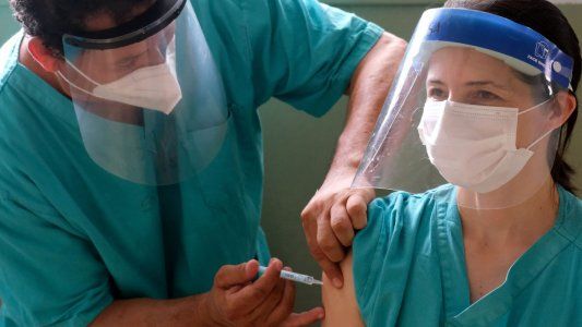 ¿Cuánto se redujeron los contagios en personal de salud en la Ciudad desde el inicio del plan de vacunación?