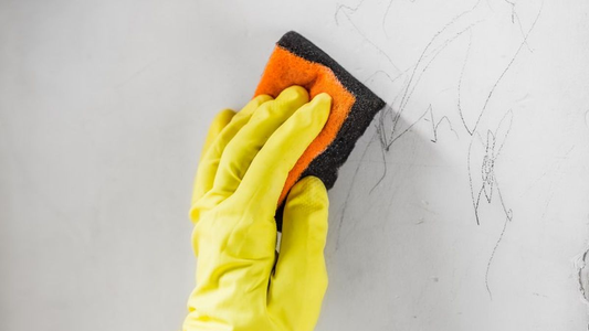 El método más simple y efectivo para borrar marcas de las paredes sin repintar: el secreto está en una goma blanca