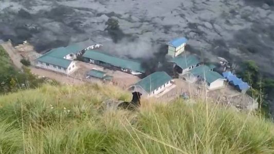 Devastadora inundación en Nepal: el agua arrasó decenas de casas y hay desaparecidos