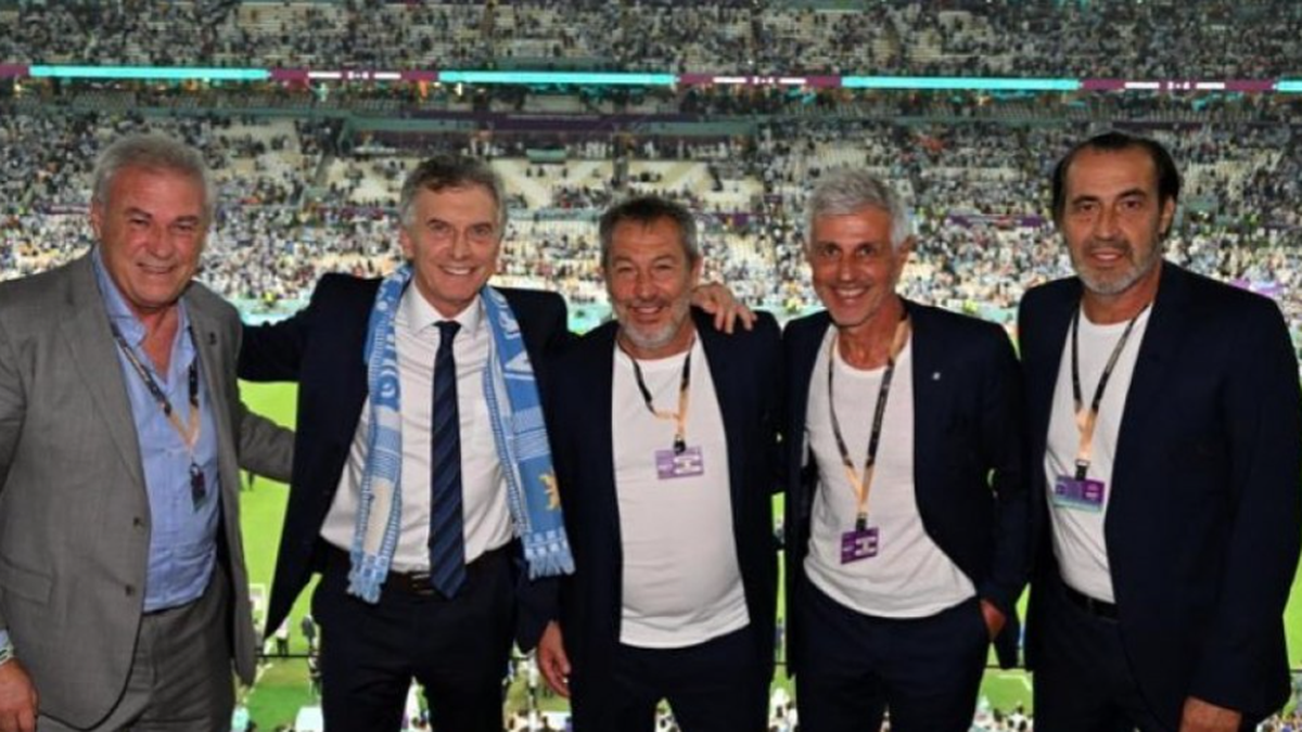 Mauricio Macri continúa en Qatar y tras la victoria argentina se mostró con leyendas del Mundial 86 (Redes sociales del expresidente).