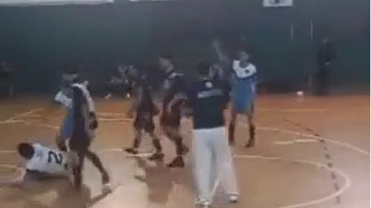 Un futbolista discutió con otro por una jugada y lo desmayó de un cabezazo