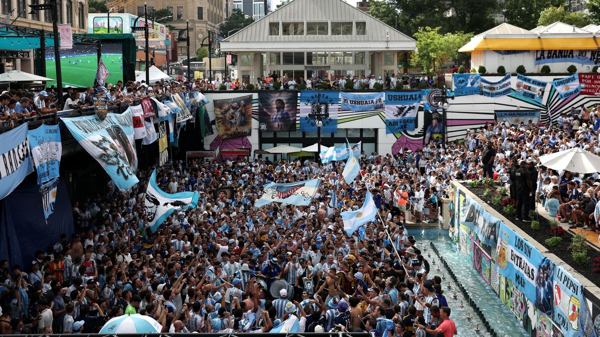 "El que no salta es un ingl&eacute;s", fue el c&aacute;ntico que m&aacute;s se escuch&oacute; en el banderazo de la previa del partido de semifinal entre Argentina y los europeos. (Foto: Reuters).