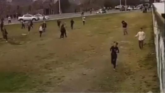 Salvajismo en el ascenso: la barra de Alem atacó a balazos a los hinchas de Luján y mató a un chico de 18 años