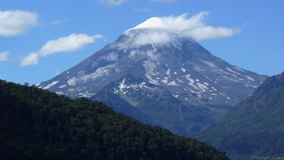 El Gobierno declaró al Volcán Lanín sitio sagrado mapuche y desde Neuquén salieron al cruce: Es un atropello a las autonomías