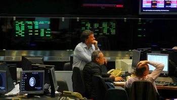 La reacción de los mercados a la crisis del Gobierno: caída de bonos, y suba de dólar y riesgo país