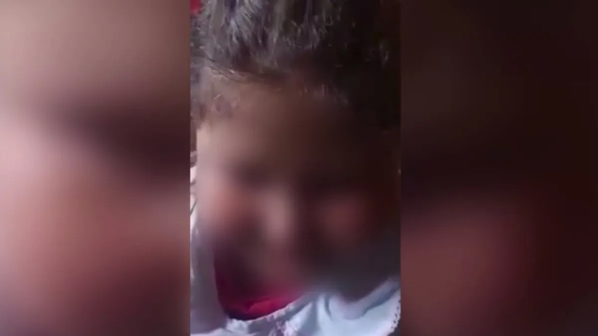 Nena es atacada por compañeros que le hacen bullying en la escuela