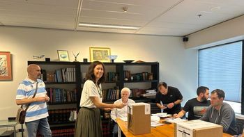 Ciudadana argentina votando en Australia. (Foto: NA)