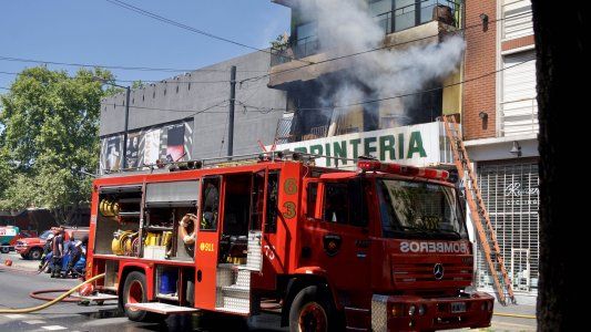 Se incendió una carpintería en Palermo y trasladaron a una niña por inhalación de humo