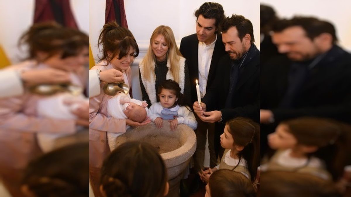 Isabel Macedo y Juan Manuel Urtubey durante el bautismo de Julia, junto a los padrinos.&nbsp;