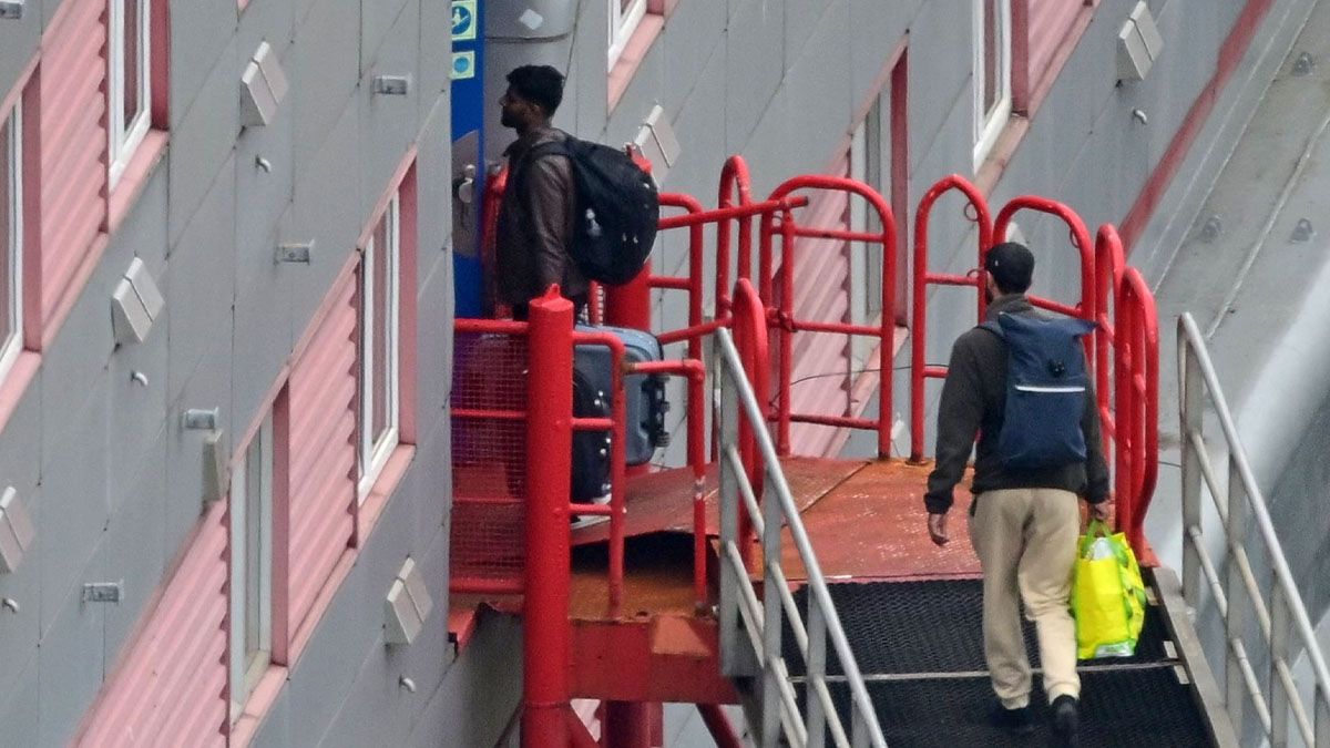 La polémica barcaza tiene capacidad para albergar a 5.000 migrantes. (Foto: Gentileza USN)