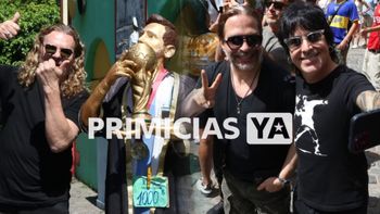 Las fotos del paseo de los integrantes de Maná por Caminito con homenaje a Messi incluido