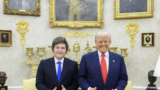 Qué dice la carta que le regaló Javier Milei a Donald Trump durante la cumbre en la Casa Blanca