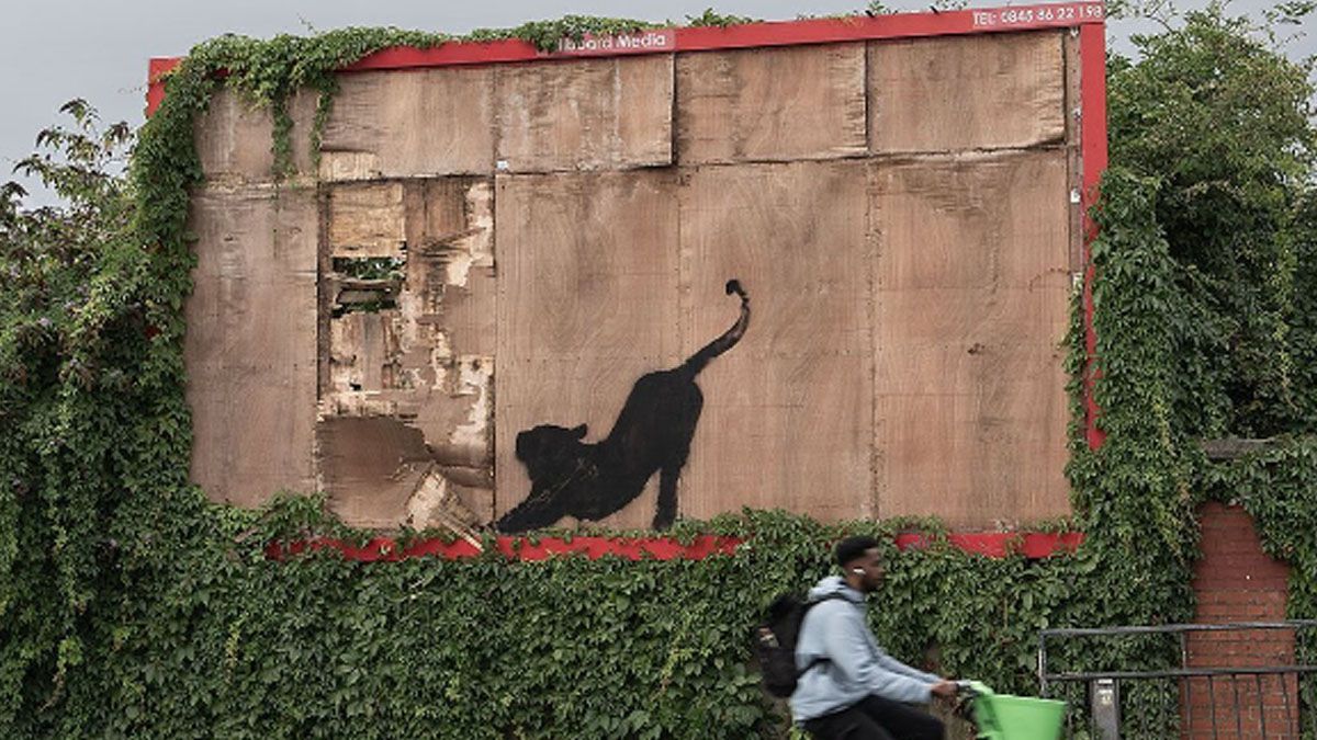 Una de las primeras obras de Bansky por las calles de Londres: un gato a punto de saltar. (Foto: Gentileza The Mirror)