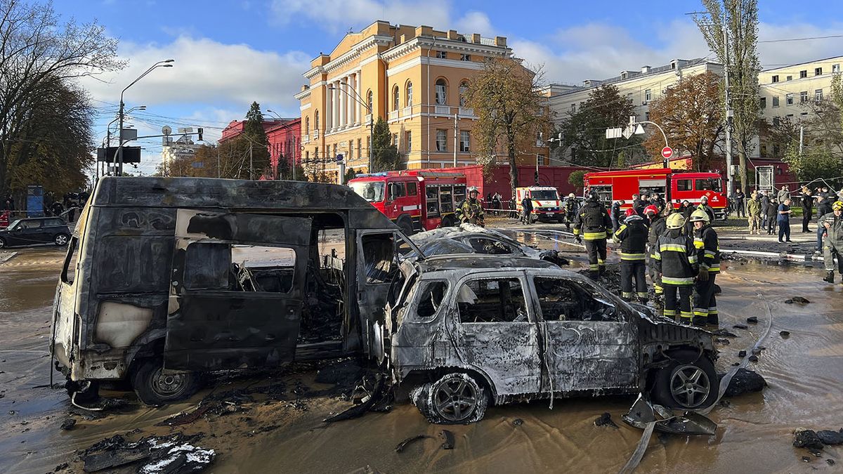 Rescatistas revisan la escena de un ataque ruso en Kiev