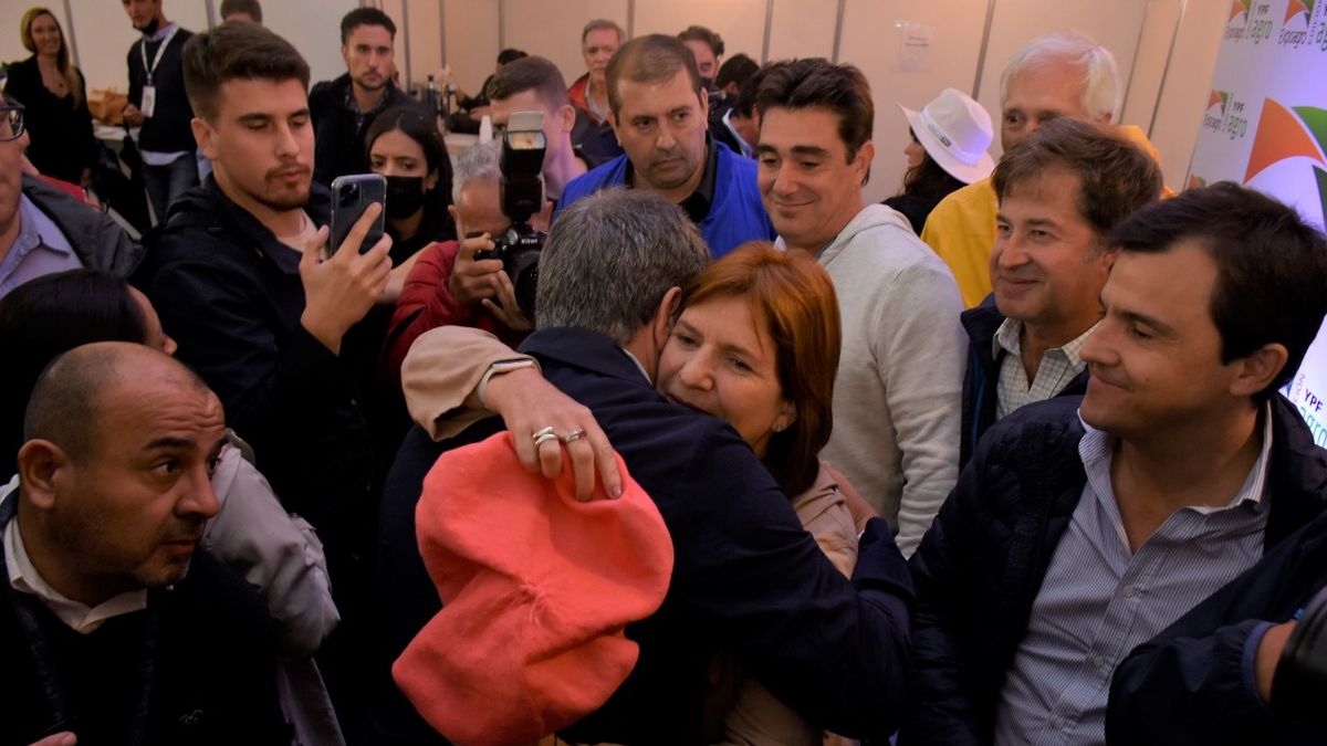 El abrazo: Facundo Manes, además de hablarle al campo, protagonizó una foto simbólica con Patricia Bullrich. 