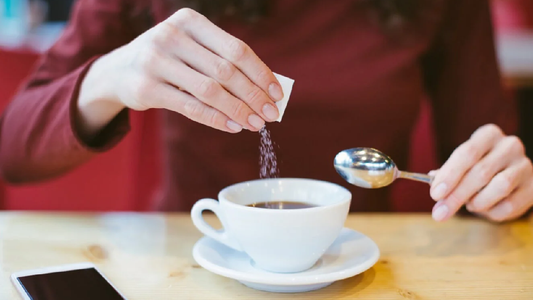 El edulcorante aspartamo podría ser cancerígeno, sostiene la OMS
