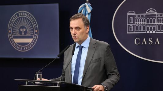 La curiosa explicación de Manuel Adorni sobre el incidente entre Santiago Caputo y un fotógrafo