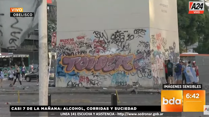 Con destrozos, grafitis y repleto de suciedad, así amaneció el Obelisco tras los festejos por ganar el Mundial