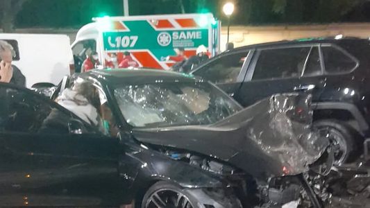 Impresionante choque múltiple frente al Hipódromo de Palermo: un auto volcado y más de 10 heridos