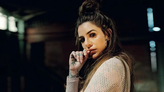 Con una selfie en topless, Cande Tinelli mostró su nuevo tatuaje