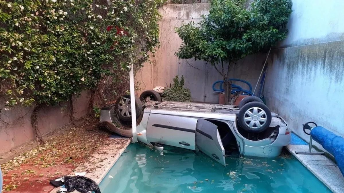 Perdió el control del auto y terminó dentro de una pileta: el dueño de la casa lo salvó
