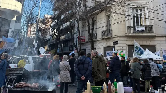 La policía desalojó a los militantes que acampaban en la vigilia frente al departamento de Cristina Kirchner