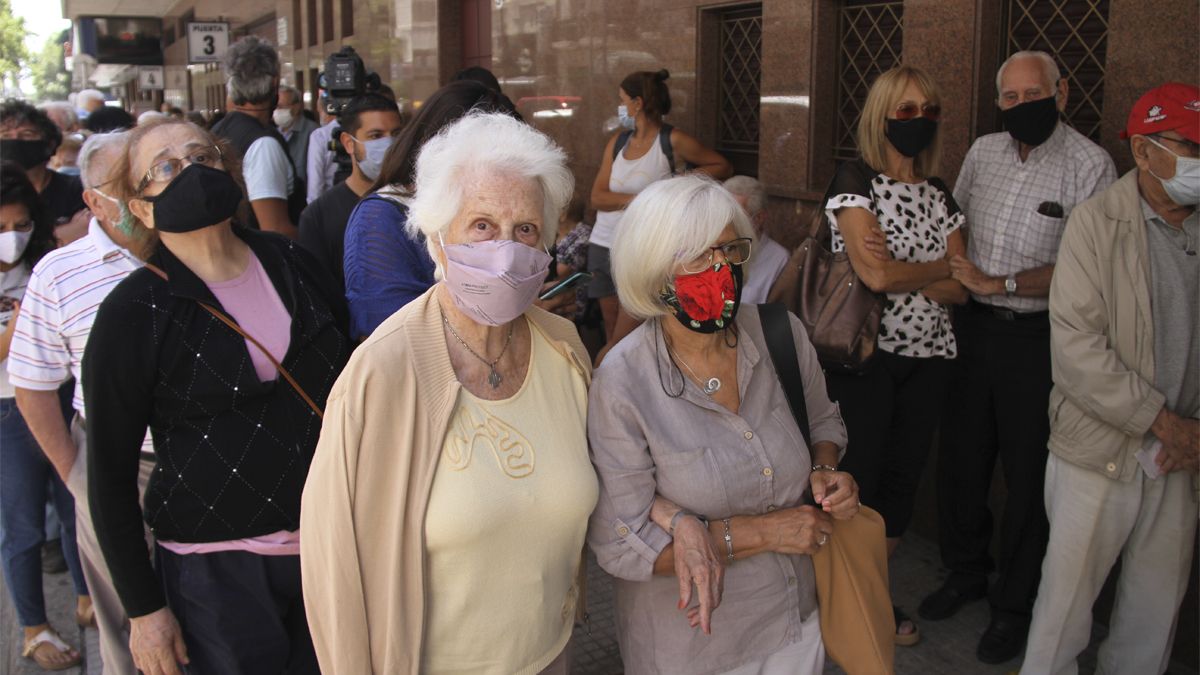 La vacunación en CABA para mayores de 80 redujo la prevalencia en infecciones de coronavirus.