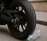 Qué hacer si encontrás una botella en la rueda de tu moto antes de arrancar