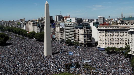 ¡La manifestación popular más grande del mundo! Así está el Obelisco por la caravana de la Selección