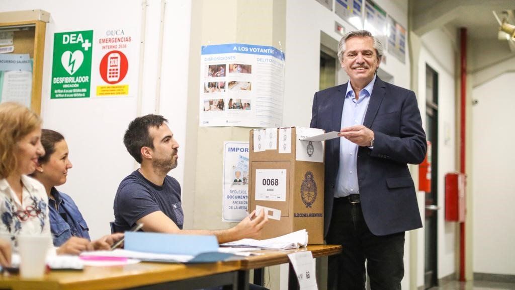Con más del 80% de mesas escrutadas, Alberto supera el 45% y gana en primera vuelta