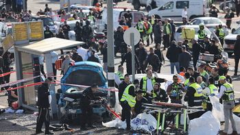 Atentado en Jerusalén: embistió una parada de colectivos y mató a 2 personas, entre ellas un niño