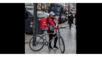 La verdadera historia detrás de la foto viral sobre la mamá repartidora