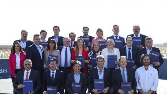 Rodeado de gobernadores, Alberto Fernández prometió hacer reuniones de gabinete en todo el país