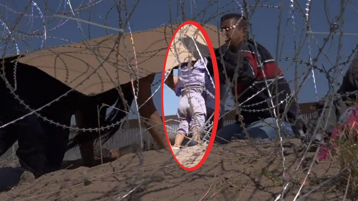 El momento en el que la madre y su hija logran traspasar la frontera.