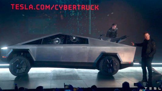 Insólito blooper en la presentación de la pick up de Tesla