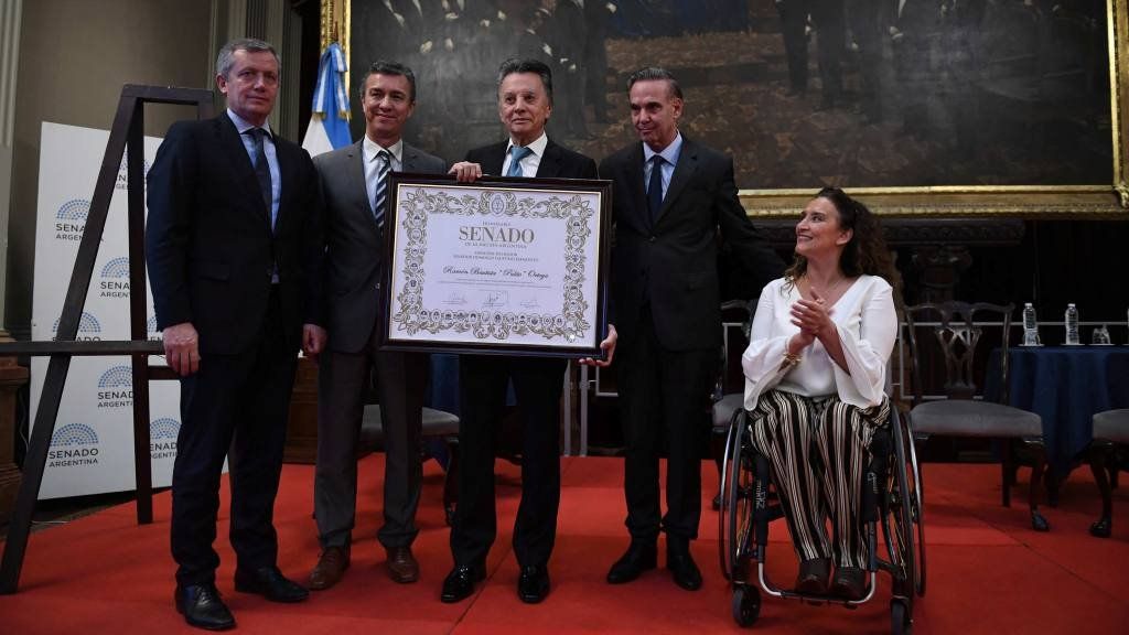Palito cerró la grieta (por un rato): lo distinguieron en el Senado y nadie se lo quiso perder