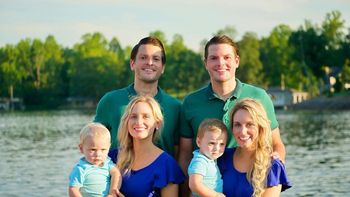 La familia de los idénticos: dos hermanos gemelos se casaron con dos hermanas gemelas