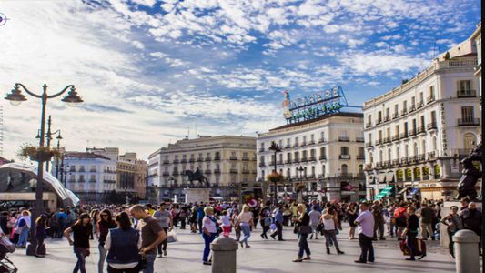 España insiste en tratar al Covid como una gripe e invita al mundo a hacerlo, ¿cómo logrará convertirlo en endemia?