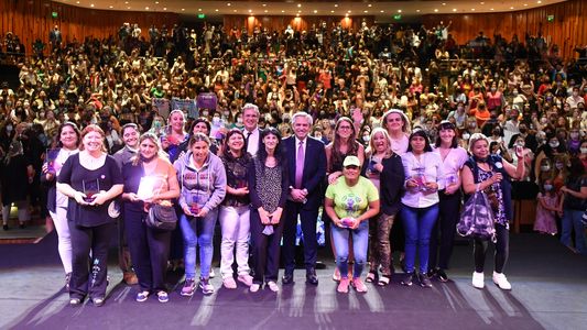Alberto Fernández presenta un Sistema de Cuidados con foco en la paternidad, bonos y licencias especiales