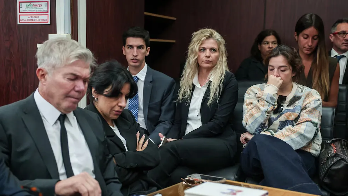 Dalma y Gianinna Maradona con su abogado Fernando Burlando.&nbsp;
