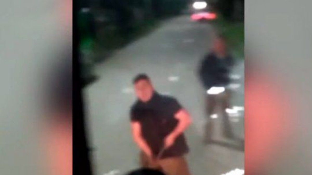 El momento en que el hombre destroza los vidrios del colectivo en San Miguel.