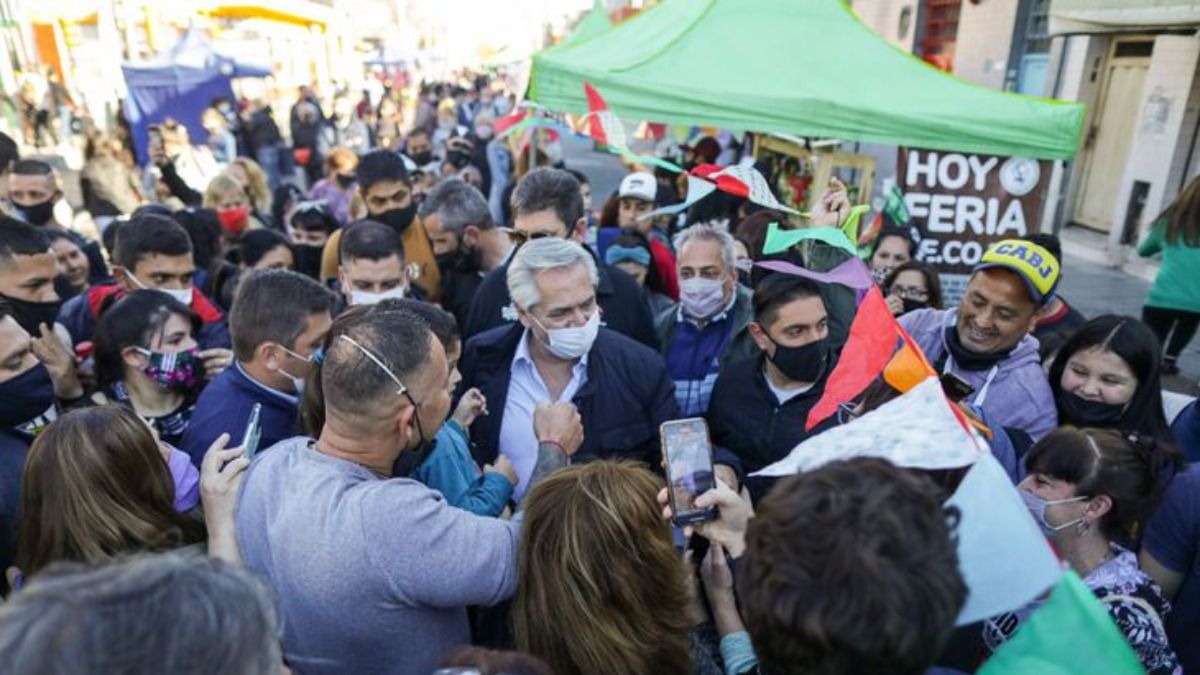 Alberto Fernández recorrió la Feria de Dock Sud: abrazos y selfies con la gente para apuntalar la campaña.