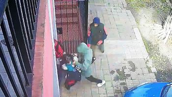 Video | Una abuela y su nieto sufrieron un violento robo piraña en Villa Domínico