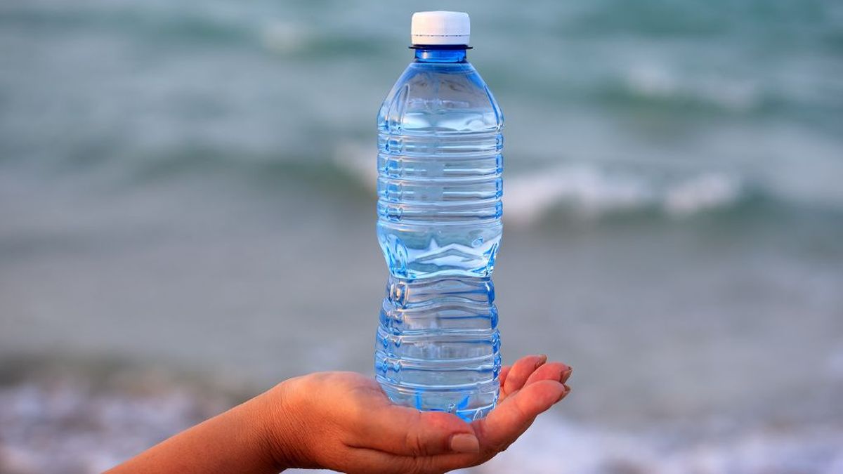 Reutilizar botellas de plástico desechables es una práctica común