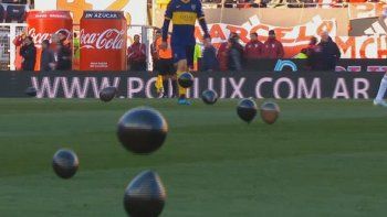 Los globos negros que lanzaron los hinchas de River para cargar a Boca por la final de Madrid