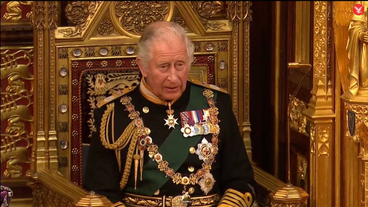 Carlos, el príncipe de Gales, de 73 años, lee por primera vez el discurso del primer ministro, en lugar de su madre, la reina Isabel II (Foto: gentileza The Independent)