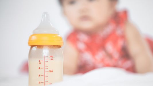 Beneficiarias de AUH y AUE recibirán un ingreso extra por alimentos: ¿de cuánto será el monto y cómo cobrarlo?