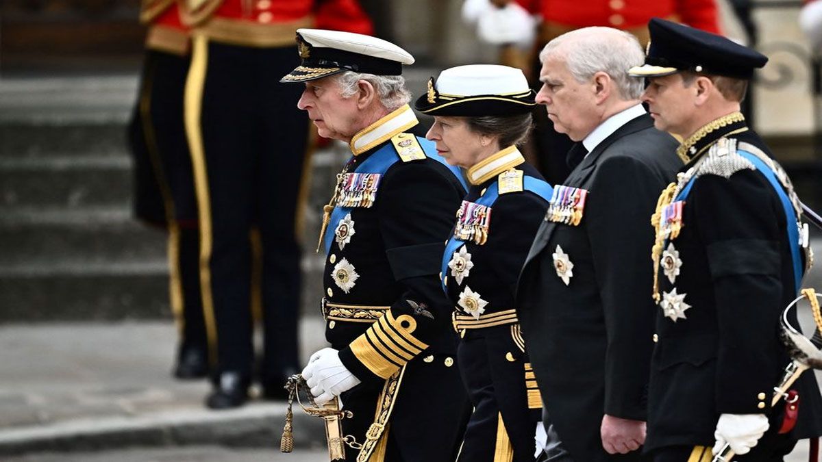 El rey Carlos III acompañado por sus hermanos en el oficio en Westminster (foto: Gentileza Town & Country)