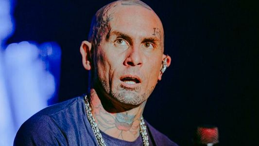 Preocupación por el estado de Emanuel Noir, vocalista de Ke Personajes, en plena entrevista