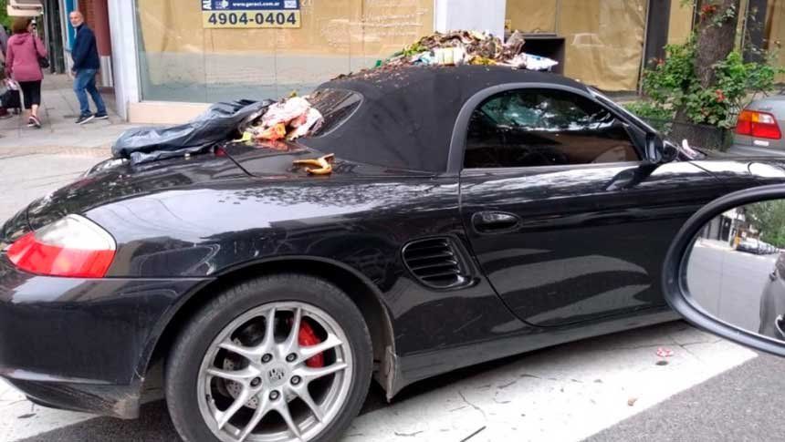 Estacionó mal su Porsche y los vecinos se lo llenaron de basura